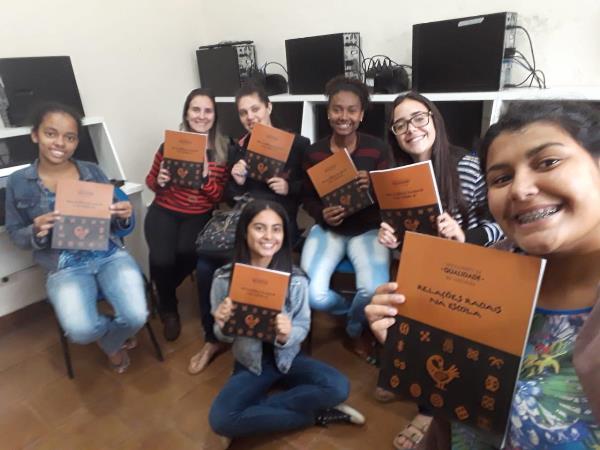 Izabela com colegas do projeto de pesquisa durante uma das reuniões. Foto: Arquivo/Escola